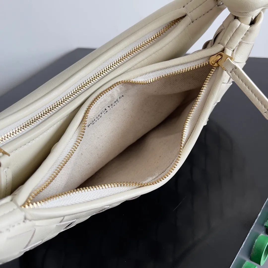 Batch 1720 BOTTEGA VENETA’s new GEMELLI MESSENGER bag Today I want to give you a super invincible and practical crossbody bag, Gemelli·Messenger This bag not only looks simple and elegant, but also has perfect practicality! The light design and lightweight body make it easy to carry whether you are shopping or traveling, making you more mobile! In fact, the shoulder strap is detachable, and you can DIY it by yourself to replace it with a chain or short armpit shoulder strap. Moreover, this shoulder strap will be wider, making it more comfortable to carry on your body! up! up! Style number: 796638 Size: 26*15*8cm